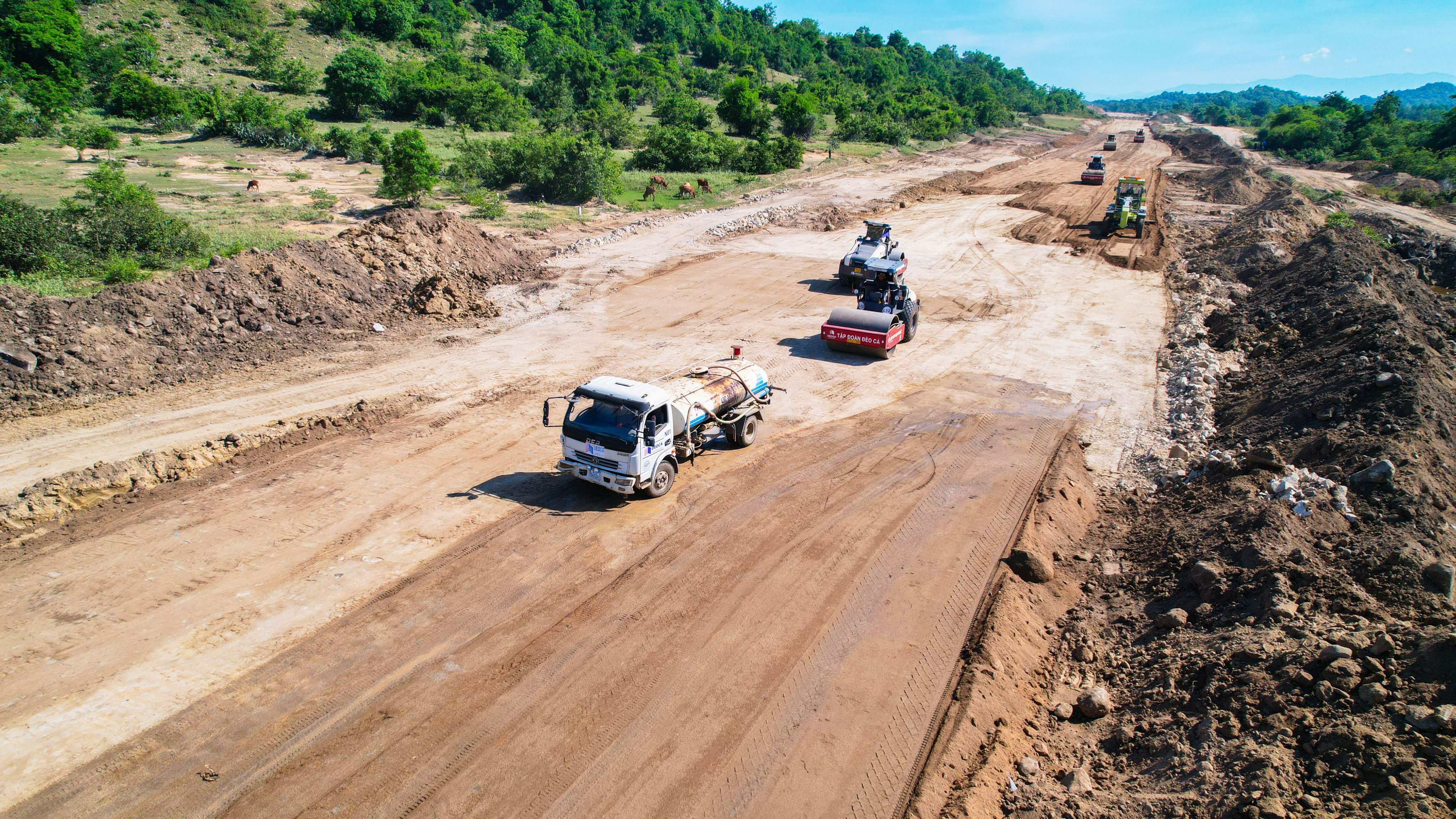 Thi công cao tốc Bắc - Nam phía Đông, đoạn Mai Sơn - Quốc lộ 45.
