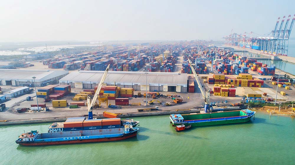 Dự án Phát triển các hành lang đường thủy và logistics khu vực phía Nam là công trình hạ tầng đường thủy lớn nhất từng được triển khai tại Việt Nam. Trong ảnh: Vận chuyển container từ Đồng bằng sông Cửu Long về cụm cảng Cái Mép - Thị Vải